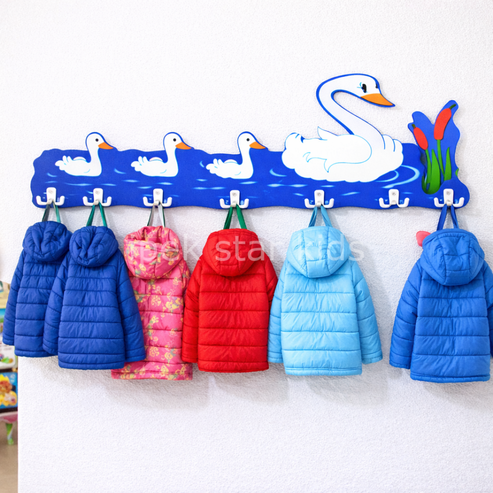 Kuğu figürlü anaokulu çocuk duvar askılığı