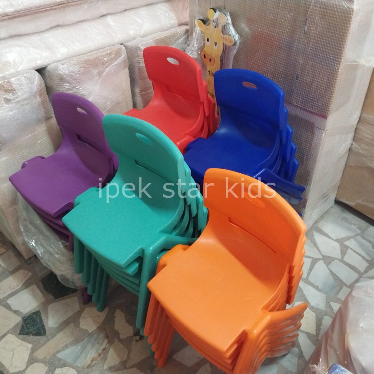 Plastik kreş sandalyesi