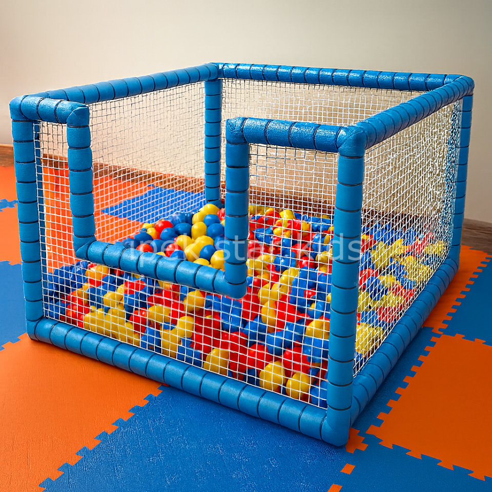 Açık mavi PVC kumaş kaplı, beyaz fileli, turuncu EVA zemin üzerinde 150x150x100 cm çocuk soft play top havuzu