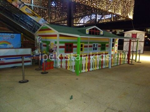 Büyük Ahşap Çocuk Oyun Evi – Renkli Dış Cephe Tasarımlı, Geniş İç Mekânlı Oyun Alanı