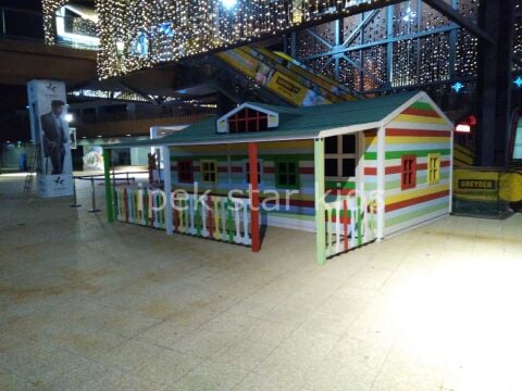 Büyük Ahşap Çocuk Oyun Evi – Renkli Dış Cephe Tasarımlı, Geniş İç Mekânlı Oyun Alanı