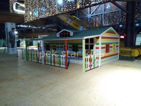 Büyük Ahşap Çocuk Oyun Evi – Renkli Dış Cephe Tasarımlı, Geniş İç Mekânlı Oyun Alanı