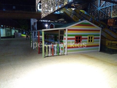 Büyük Ahşap Çocuk Oyun Evi – Renkli Dış Cephe Tasarımlı, Geniş İç Mekânlı Oyun Alanı