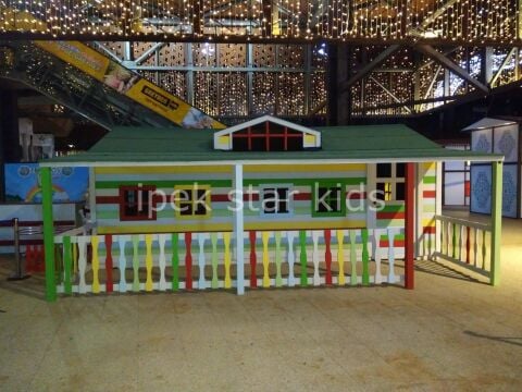 Büyük Ahşap Çocuk Oyun Evi – Renkli Dış Cephe Tasarımlı, Geniş İç Mekânlı Oyun Alanı