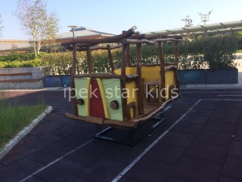 Ahşap Yaylı Otobüs – Doğal Gövdeli Dış Mekân Çocuk Oyun Aracı