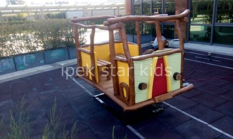 Ahşap Yaylı Otobüs – Doğal Gövdeli Dış Mekân Çocuk Oyun Aracı