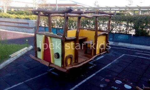 Ahşap Yaylı Otobüs – Doğal Gövdeli Dış Mekân Çocuk Oyun Aracı