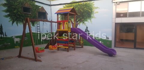 Renkli Ahşap Çocuk Oyun Parkı – Salıncaklı ve Mor Kaydıraklı Oyun Grubu