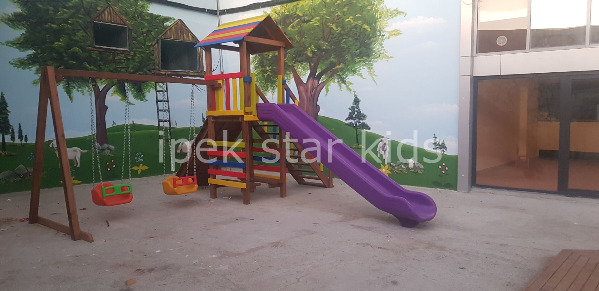 Renkli Ahşap Çocuk Oyun Parkı – Salıncaklı ve Mor Kaydıraklı Oyun Grubu