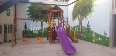 Renkli Ahşap Çocuk Oyun Parkı – Salıncaklı ve Mor Kaydıraklı Oyun Grubu