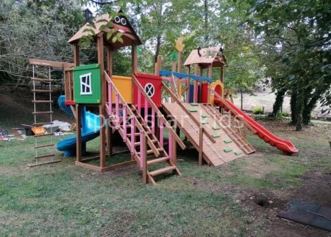 MultiPlay Renkli Ahşap Oyun Parkı – Kaydıraklı, Tırmanma Duvarlı ve Lastik Parkurlu Çocuk Oyun Grubu