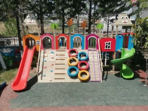 MultiPlay Renkli Ahşap Oyun Parkı – Kaydıraklı, Tırmanma Duvarlı ve Lastik Parkurlu Çocuk Oyun Grubu