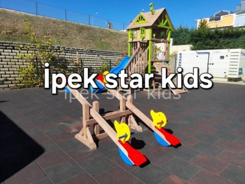 Doğal Ahşap Çocuk Oyun Kulesi – Kaydıraklı ve Tırmanma Duvarlı Macera Kulesi