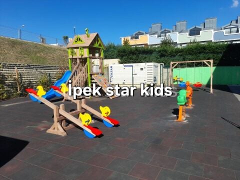 Doğal Ahşap Çocuk Oyun Kulesi – Kaydıraklı ve Tırmanma Duvarlı Macera Kulesi