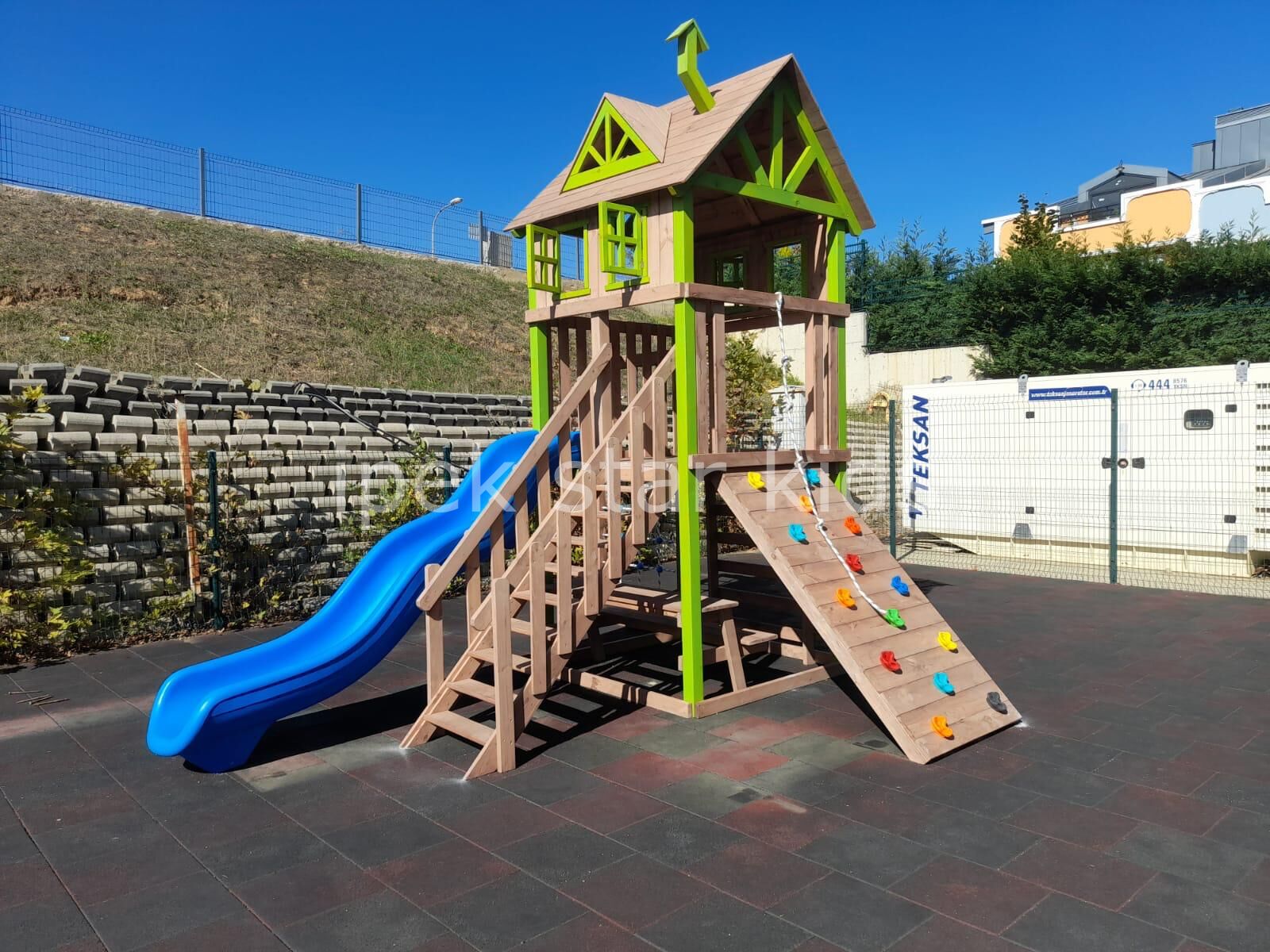 Doğal Ahşap Çocuk Oyun Kulesi – Kaydıraklı ve Tırmanma Duvarlı Macera Kulesi