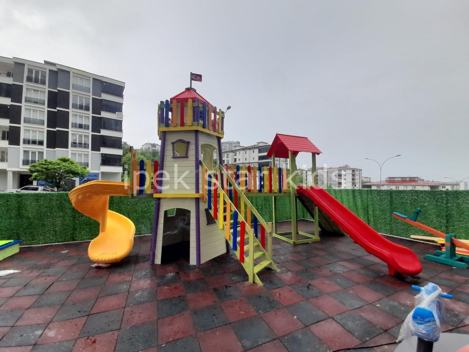 Çift Kaydıraklı Ahşap Oyun Kalesi – Spiral ve Düz Kaydıraklı Çocuk Parkı