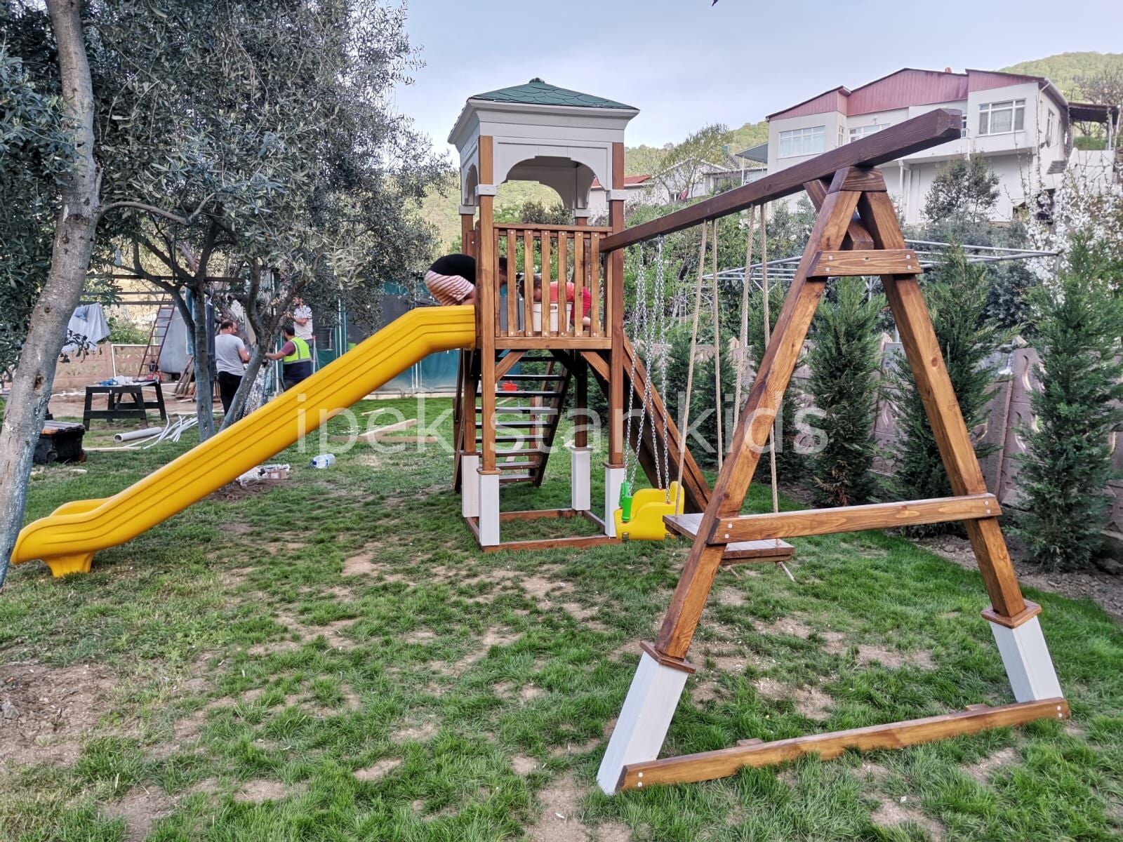Doğal Ahşap Çocuk Parkı – Kaydırak ve Salıncak Modüllü Oyun Grubu