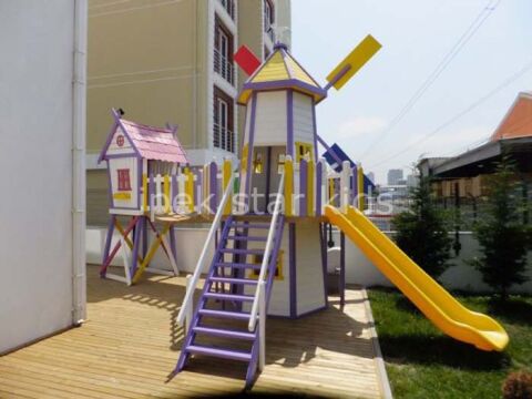 Pembe Ahşap Oyun Kalesi – Kaydıraklı Temalı Çocuk Oyun Parkı