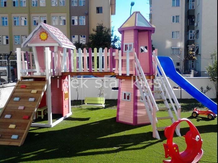 Pembe Ahşap Oyun Kalesi – Kaydıraklı Temalı Çocuk Oyun Parkı