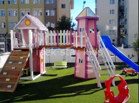 Pembe Ahşap Oyun Kalesi – Kaydıraklı Temalı Çocuk Oyun Parkı