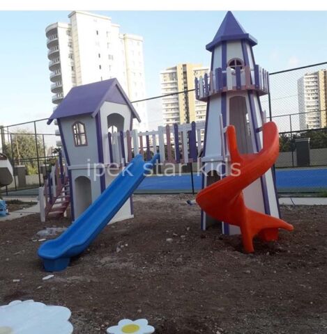 Pembe Ahşap Oyun Kalesi – Kaydıraklı Temalı Çocuk Oyun Parkı