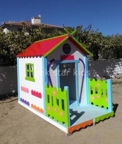 Renkli ve dayanıklı ahşap oyun evi. Anaokulu, kreş, site ve bahçeler için güvenli, eğlenceli ve uzun ömürlü dış mekân çocuk oyun evi modeli.
