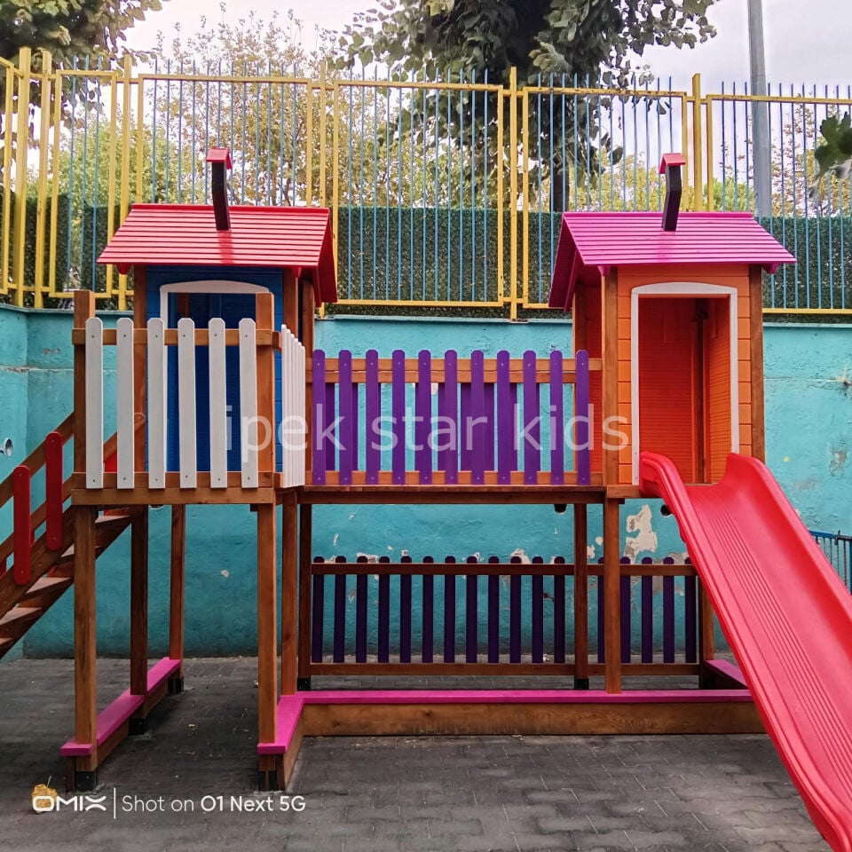 Köprülü iki kuleli ahşap oyun parkı, önden görünüm