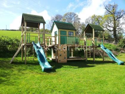 Üç Kuleli Çift Kaydıraklı Ahşap Oyun Parkı