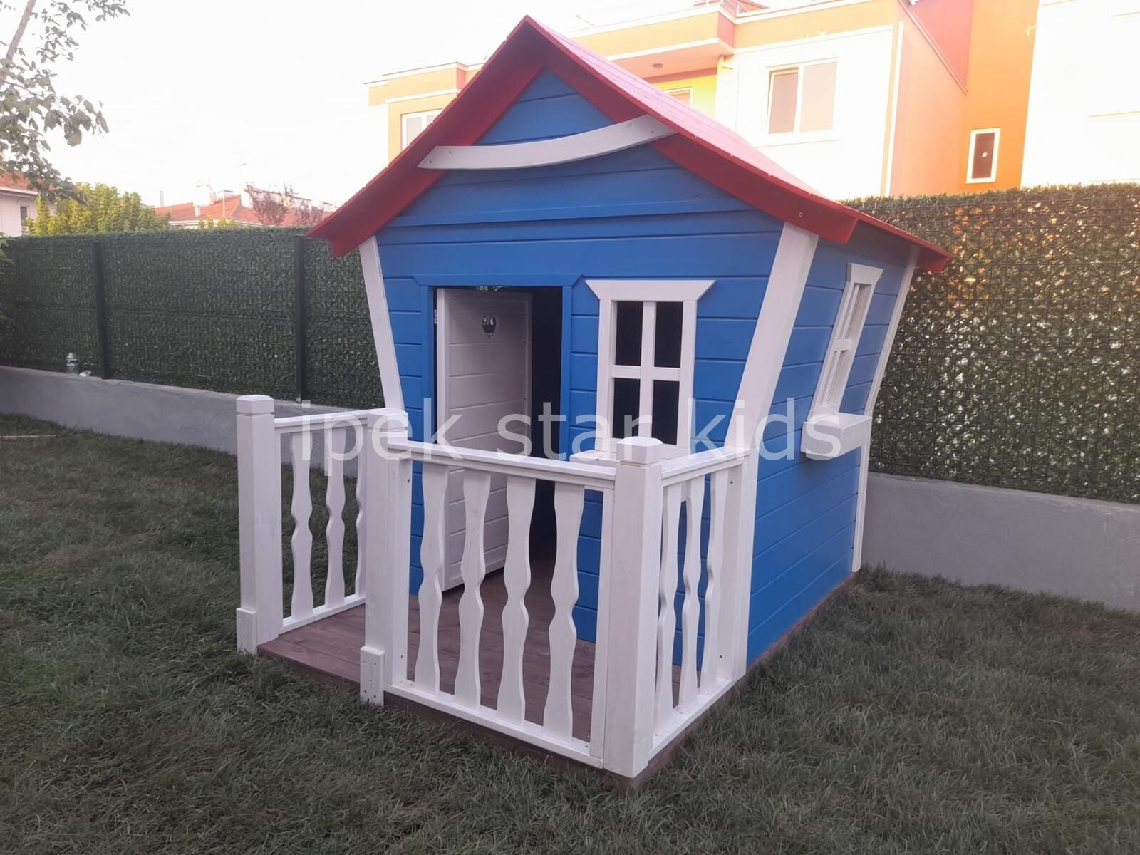 Eğik Tasarım Balkonlu Ahşap Oyun Evi
