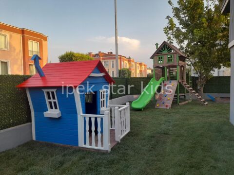 Eğik Tasarım Balkonlu Ahşap Oyun Evi