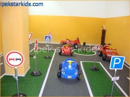 Çocuk Trafik Pisti Seti – 10’lu Trafik İşareti (85 cm), Trafik Lambası ve 4 Pedallı Araba