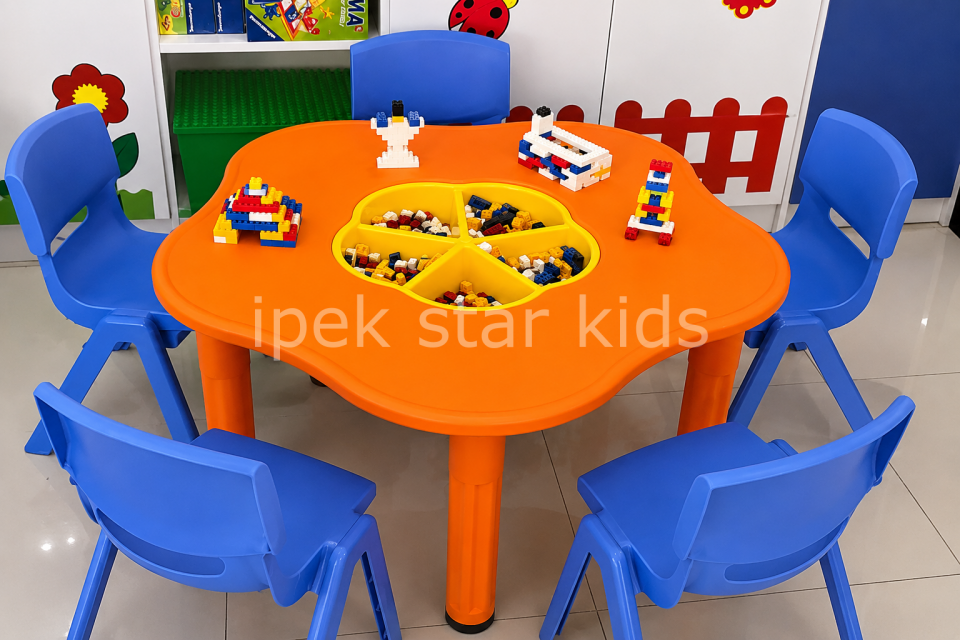 Turuncu LEGO Aktivite Masası 90x90 cm Sarı Bölmeli Saklama Hazneli Anaokulu ve Kreş Etkinlik Masası