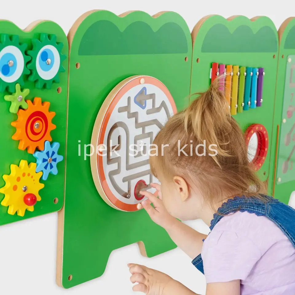 Çocuklar için eğitici timsah duvar oyun paneli ve aktivite seti