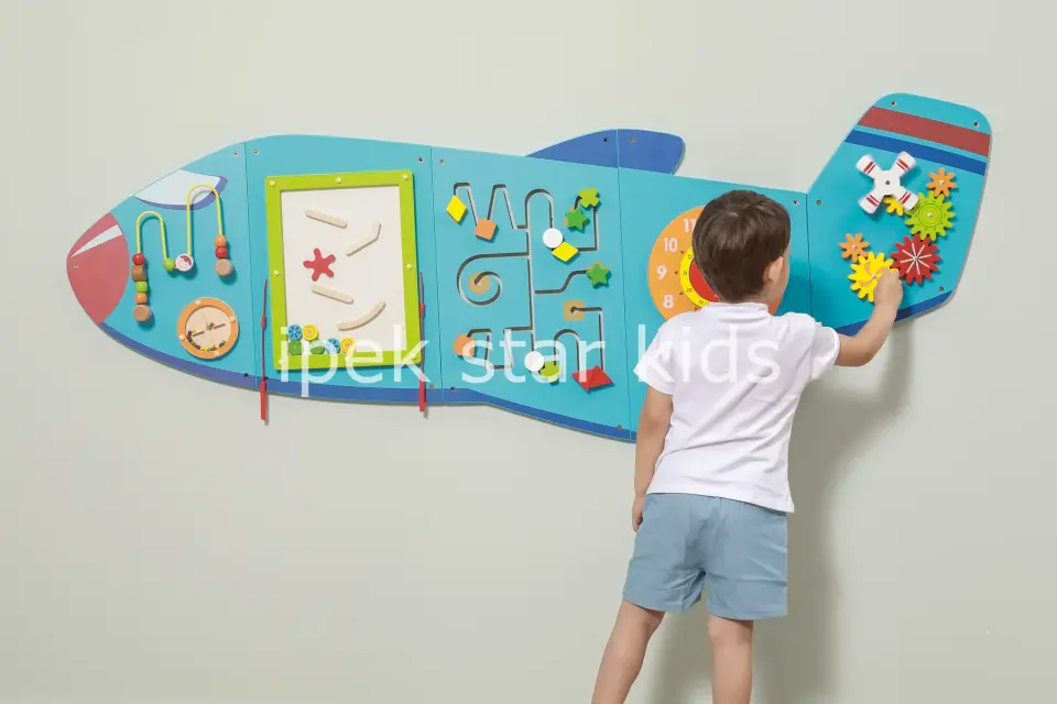 Çocuklar için eğitici uçak figürlü duvar oyun seti