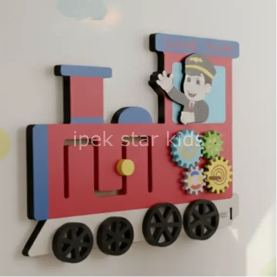 Ahşap tren duvar oyunu ile oynayan çocuk, kreş ve anaokulları için eğitici duvar aktivite paneli