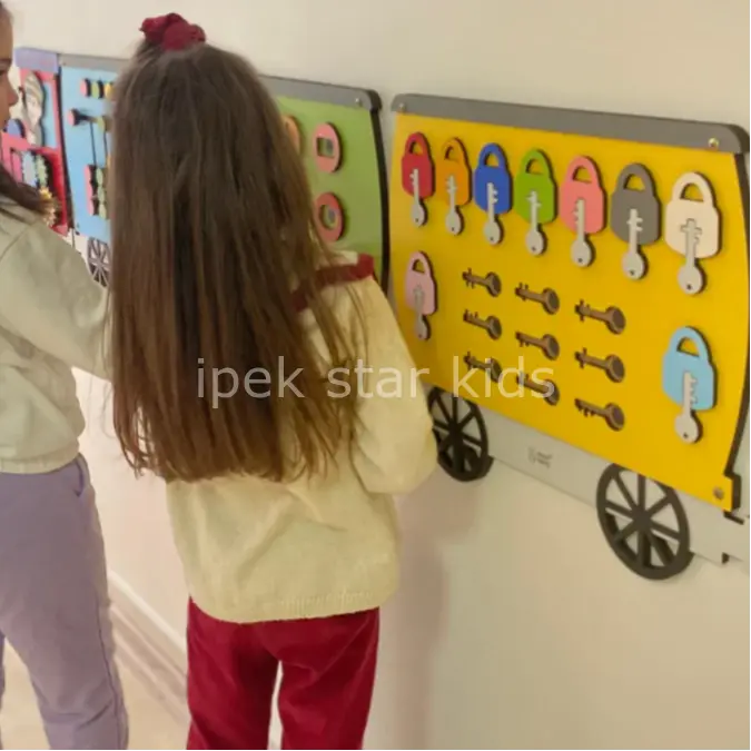Çocuklar için manyetik anahtar eşleştirme duvar oyunu