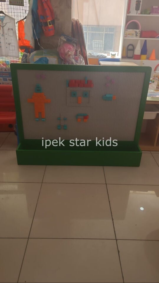 Çocuklar İçin LEGO Yapı ve Tasarım Duvarı Oyun İstasyonu