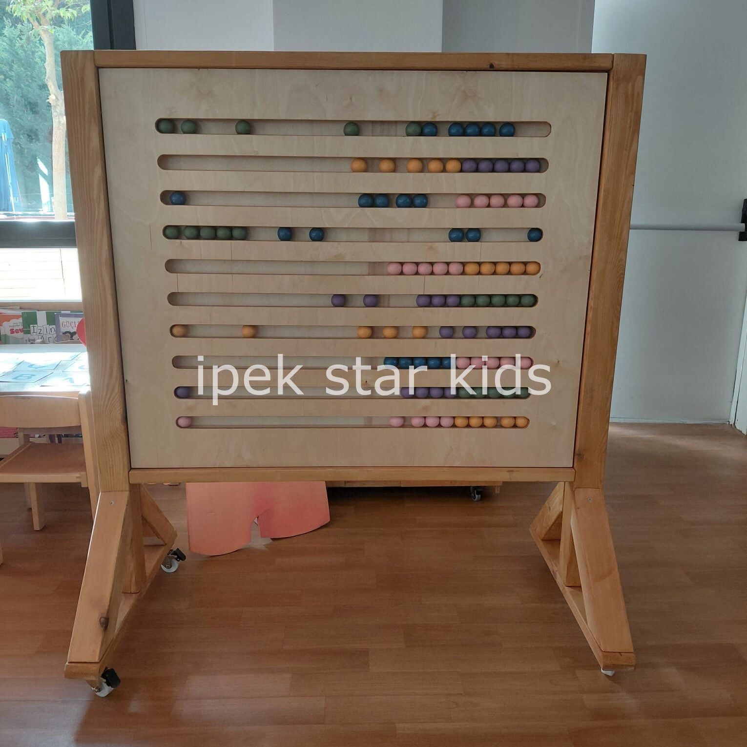 Ayaklı ahşap kanallı abaküs, 150 × 130 cm, önden görünüm