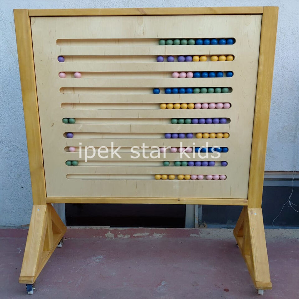 Renkli 4,5 cm ahşap toplara sahip kanallı abaküs detayı
