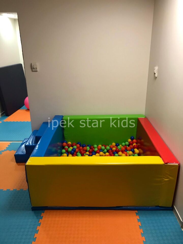 165×165 CM MERDİVENLİ SÜNGER TOP HAVUZU