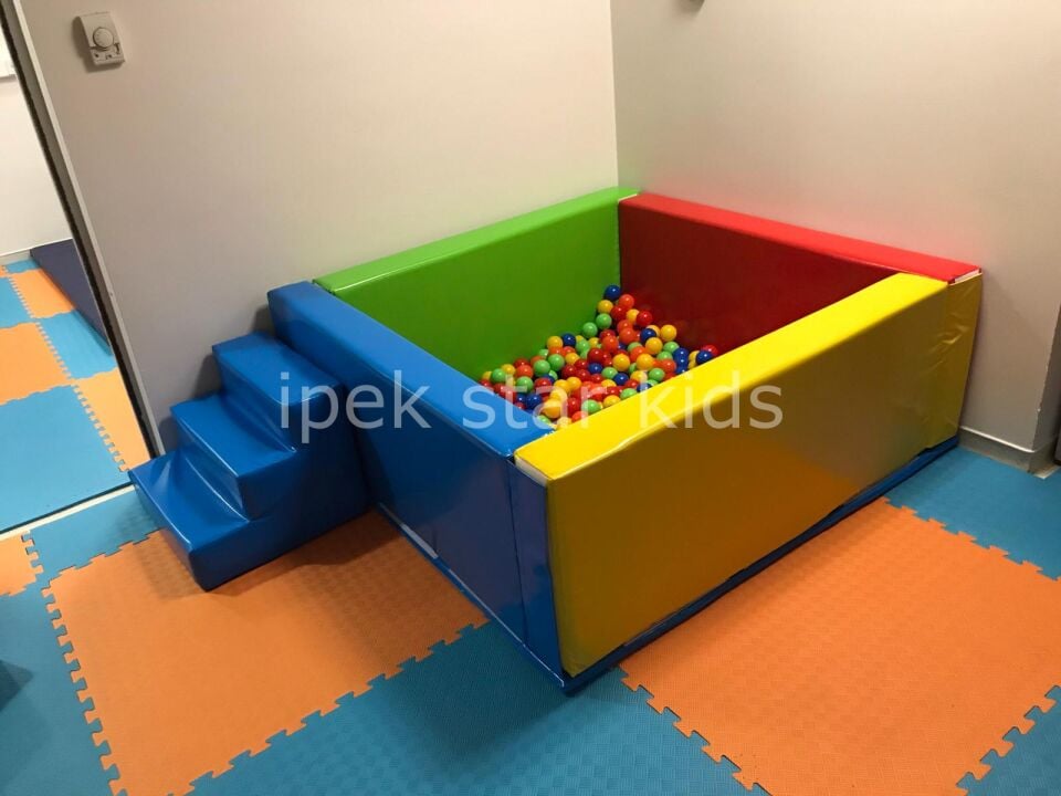 165×165 CM MERDİVENLİ SÜNGER TOP HAVUZU