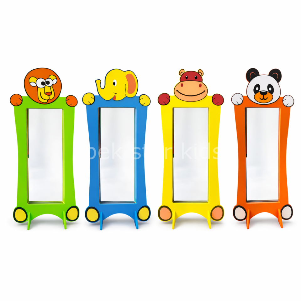 Lunapark temalı, ince uzun dar ve geniş gösteren çocuklar için tasarlanmış komik kahkaha aynaları