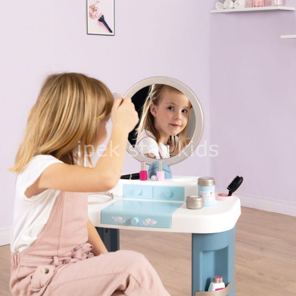 Smoby My Beauty tabureli çocuk kuaför ve makyaj masası kullanım görseli