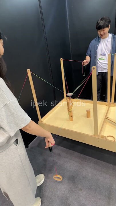 Otel bahçesinde oynanan ahşap aile oyunu