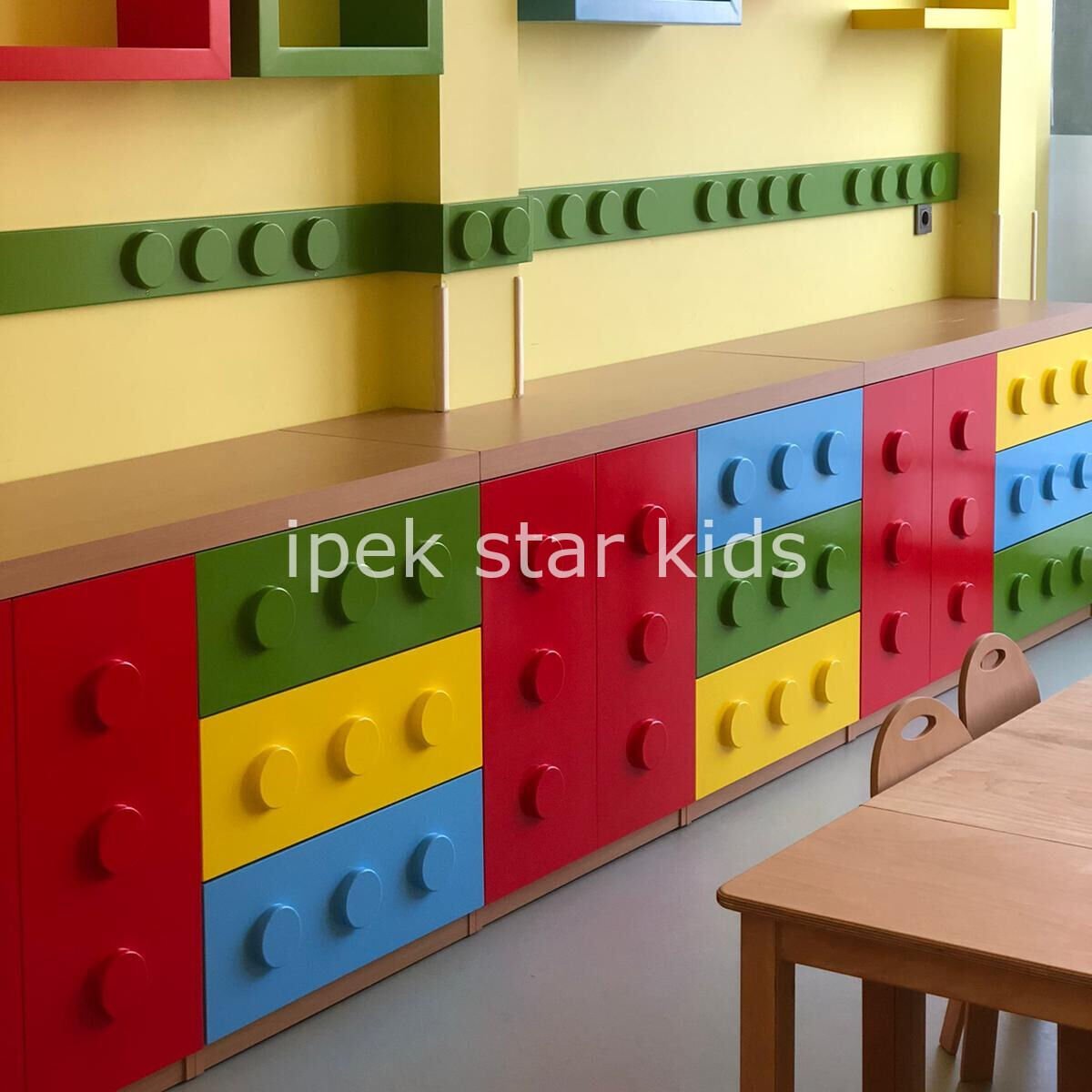 Renkli LEGO dolap sistemleri