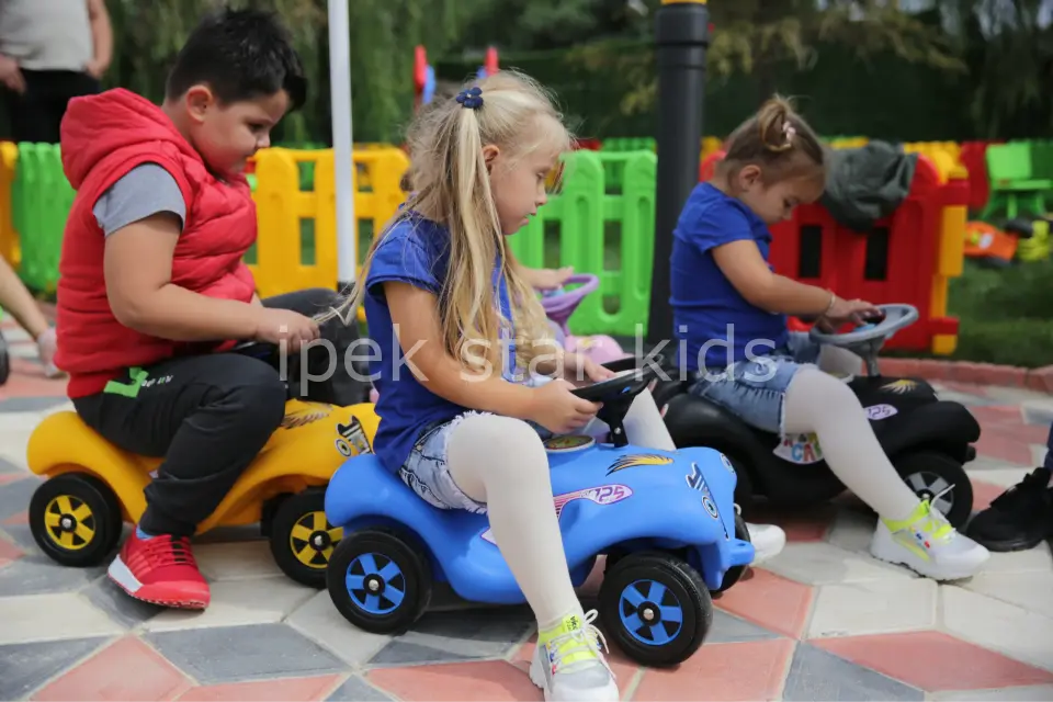 King Car Çocuk Oyun Arabası – Dayanıklı, Güvenli ve Eğlenceli!