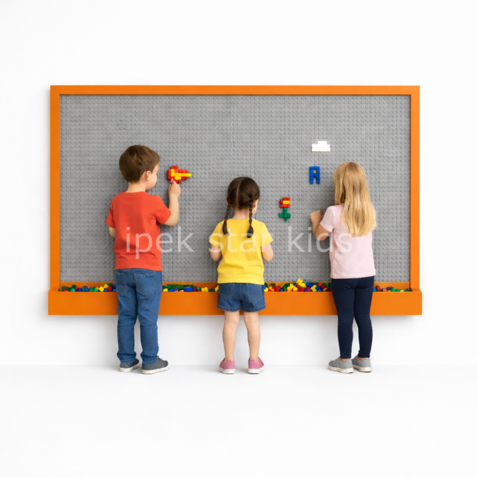 Otel çocuk kulübünde kullanılan anaokulu lego aktivite duvarı