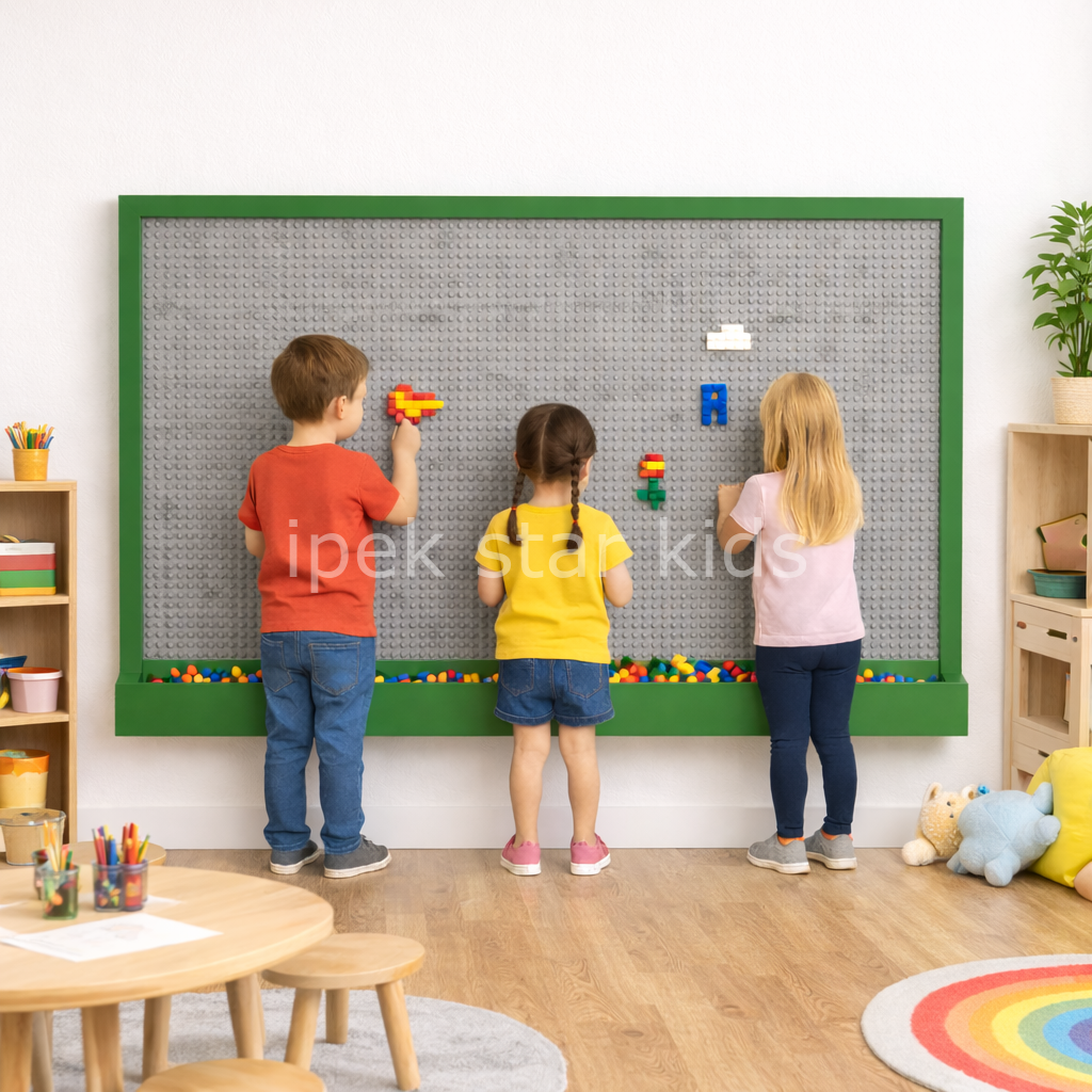 Çocuk oyun merkezi içinde kullanılan büyük lego yapı duvarı aktivite paneli