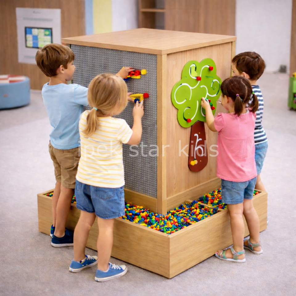 Eğitici oyun panellerinden oluşan çocuk aktivite küpü