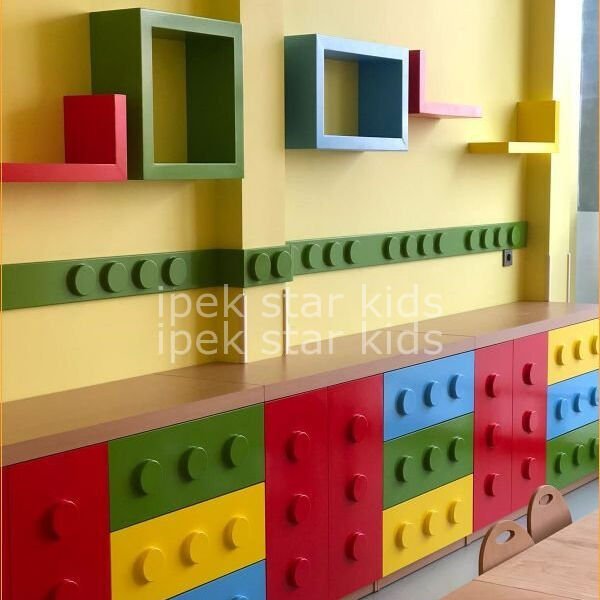 Lego konsept anaokulu dolap grubu ve ahşap çocuk masaları sınıf tasarımı